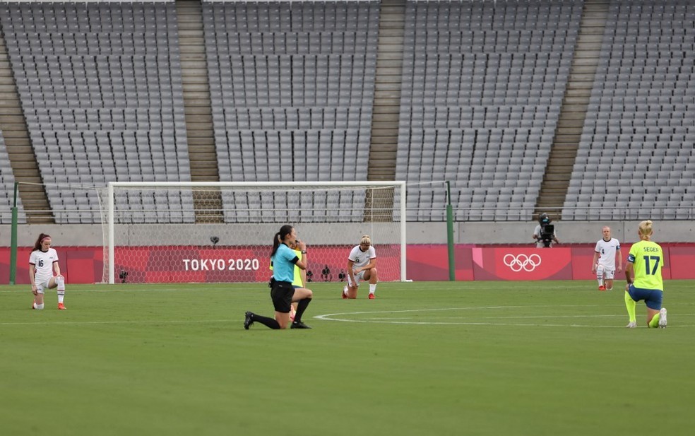 Jogadoras de Suécia e Estados Unidos fazem protesto antirracismo durante os Jogos de Tóquio — Foto: AFP