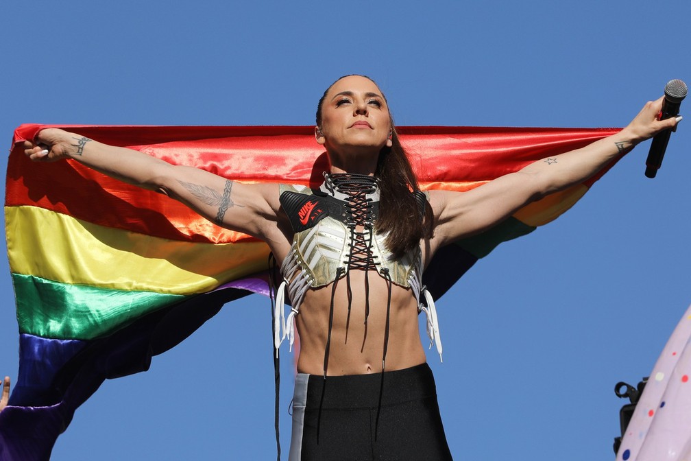 23 de junho - A cantora Mel C, ex-Spice Girl, abre a bandeira do movimento LGBT durante a 23ª Parada LGBT de São Paulo. Ela foi o destaque de um dos 19 trios elétricos da Parada, que atraiu público estimado em 3 milhões de pessoas, segundo a organização — Foto: Celso Tavares/G1