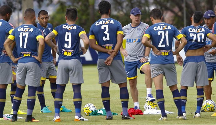 Sistema de defesa do Cruzeiro é prioridade para janela de contratações