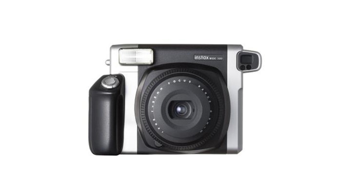 Fujifilm Instax Wide 300 releva fotos instantaneamente e tem design retrô compacto (Foto: Divulgação/Fujifilm)