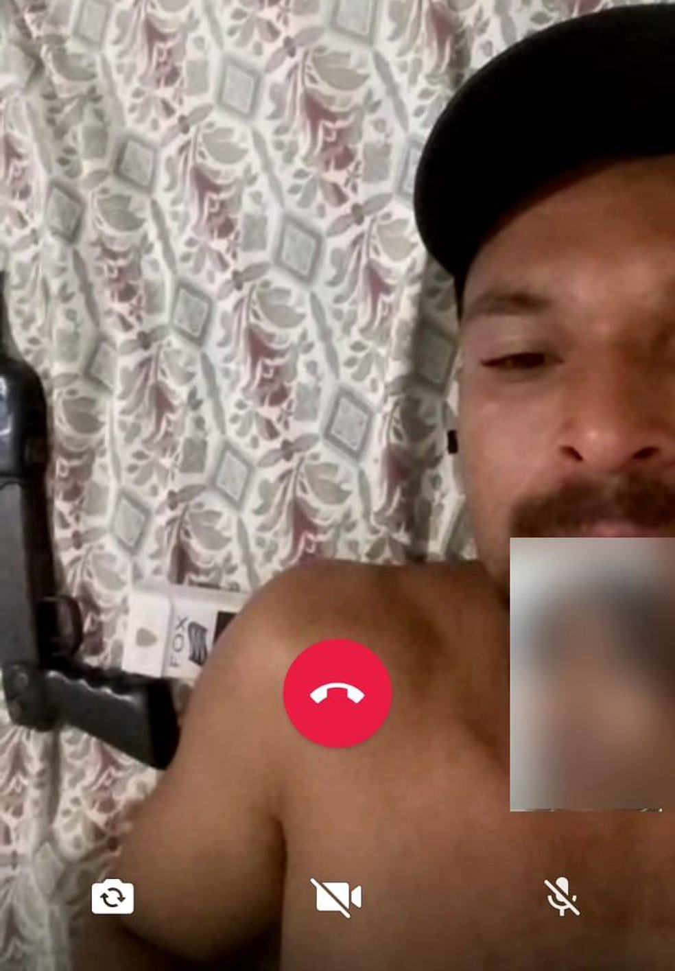 Ex-marido suspeito de espancar e tentar estuprar mulher é procurado após ameaçá-la com arma em chamada de vídeo — Foto: TV Centro América/Reprodução