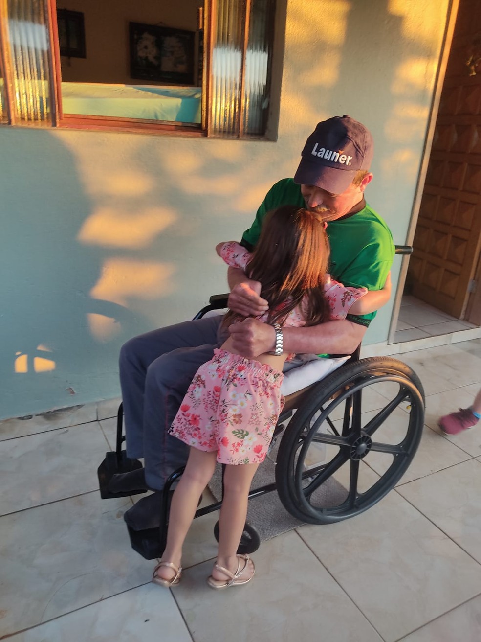 Abraço marcou comemoração de Manu e Ito por nova cadeira de rodas — Foto: Arquivo Pessoal/Letícia da Luz Vieira
