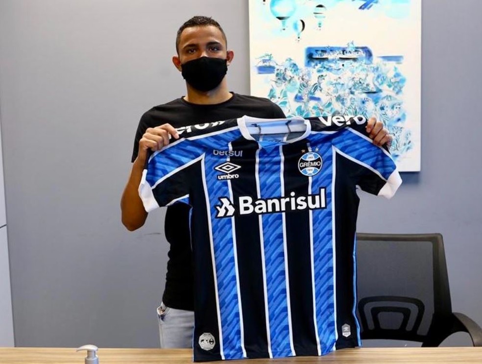 Grêmio anuncia renovação com lateral e mais dois atletas do time sub-23