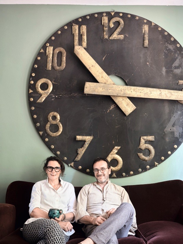 Garimpo. O sofá da década de 1940 é revestido de veludo. O enorme relógio veio de uma antiga estação ferroviária (Foto: Fabrizio Cicconi / Living Inside)