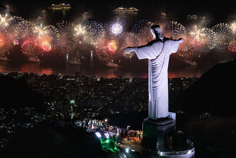 Já é 2023! Veja como foi a queima de fogos em Copacabana
