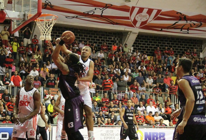 Briga no garrafão: de olho no rebote, Flamengo e Mogi disputam o jogo 2