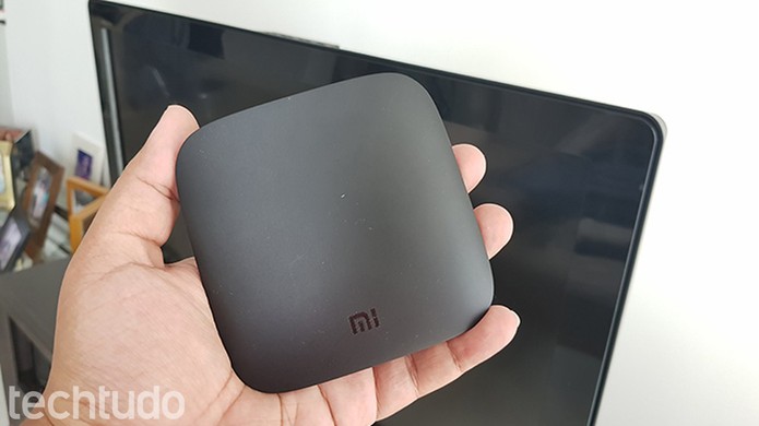 Xiaomi Mi Box cabe na palma da mão (Foto: Paulo Alves/TechTudo)