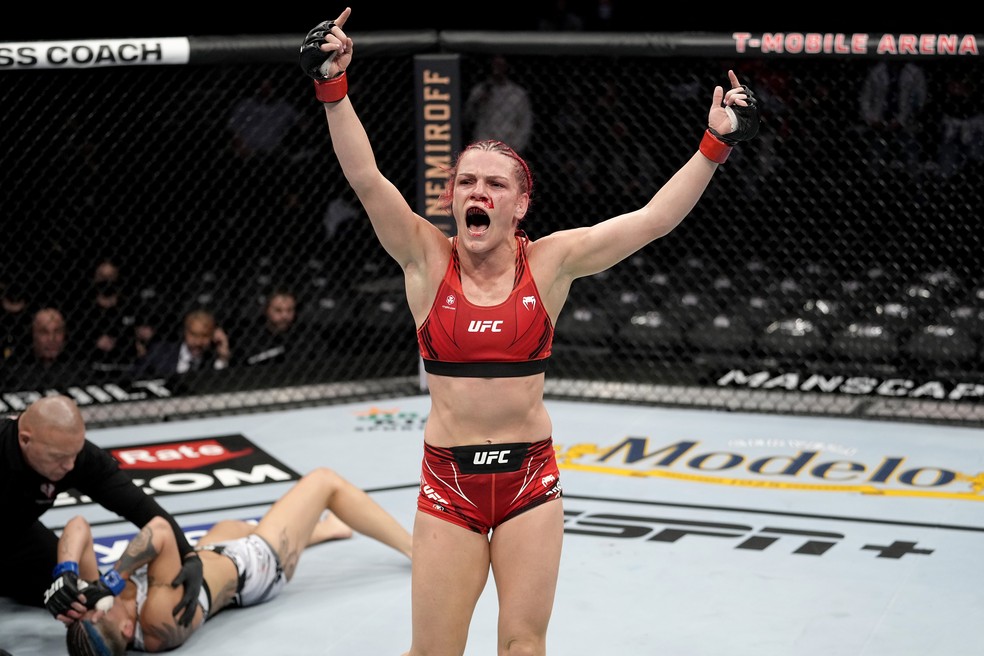 Gillian Robertson venceu Priscila Pedrita por finalização aos 4m59s do R1 — Foto: Getty Images
