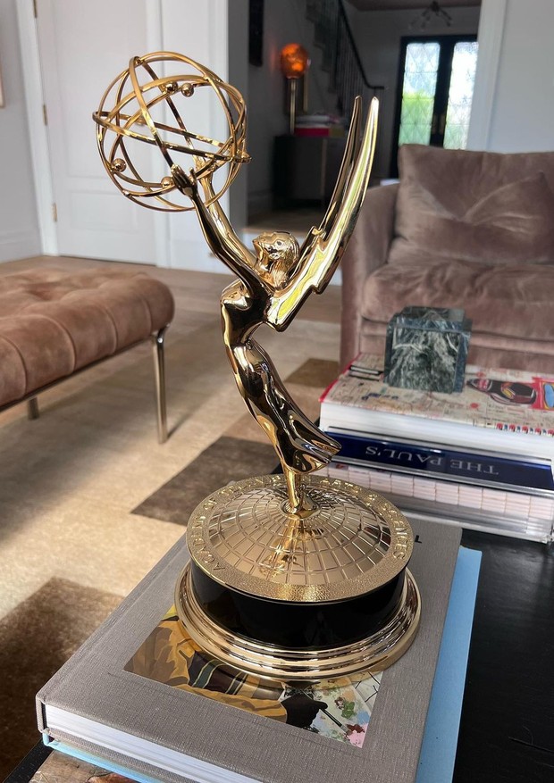 A cantora compartilhou fotos de sua casa em Los Angeles no domingo enquanto comemorava sua primeira vitória no Emmy, e um jogo personalizado com o rótulo 'The Paul's' pode ser visto ao fundo (Foto: Reprodução/ Instagram)