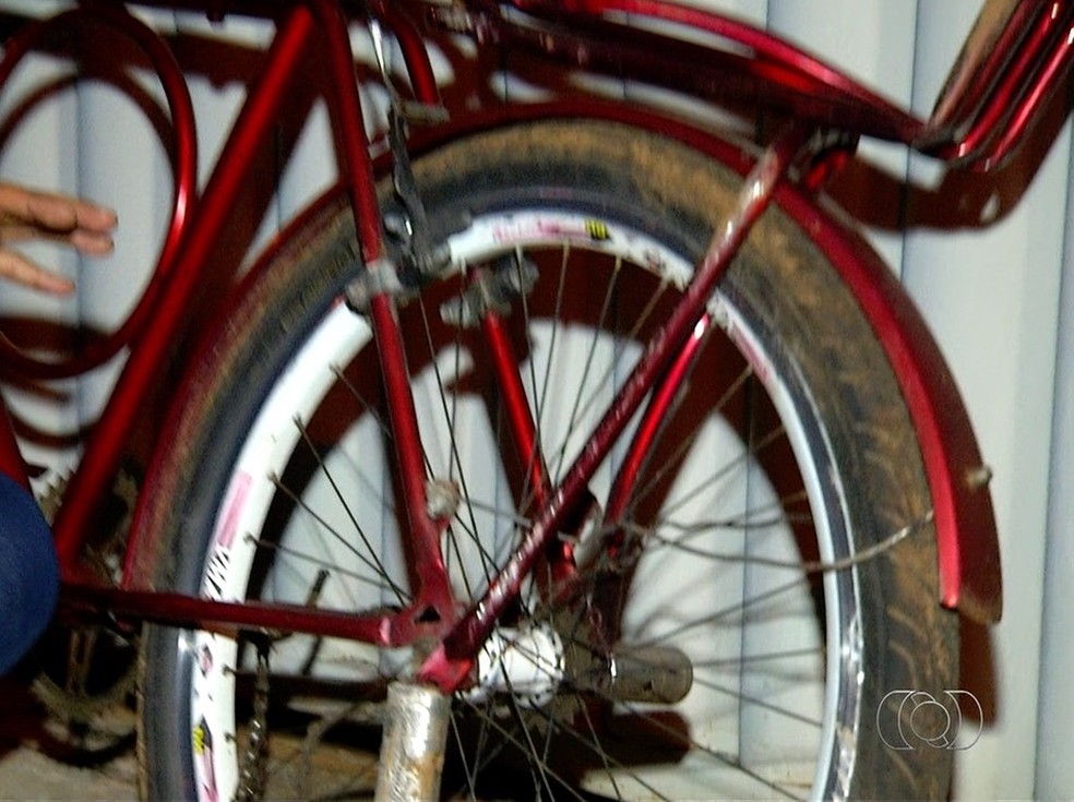 Bicicleta ficou danificada na parte traseira — Foto: Reprodução/TV Anhanguera