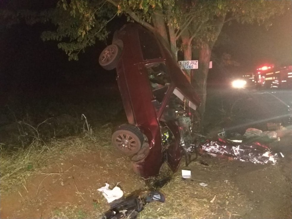 No fim de semana, carro bateu contra Ã¡rvore em rodovia em Mirante do Parapanema e matou duas pessoas  â€” Foto: PolÃ­cia RodoviÃ¡ria