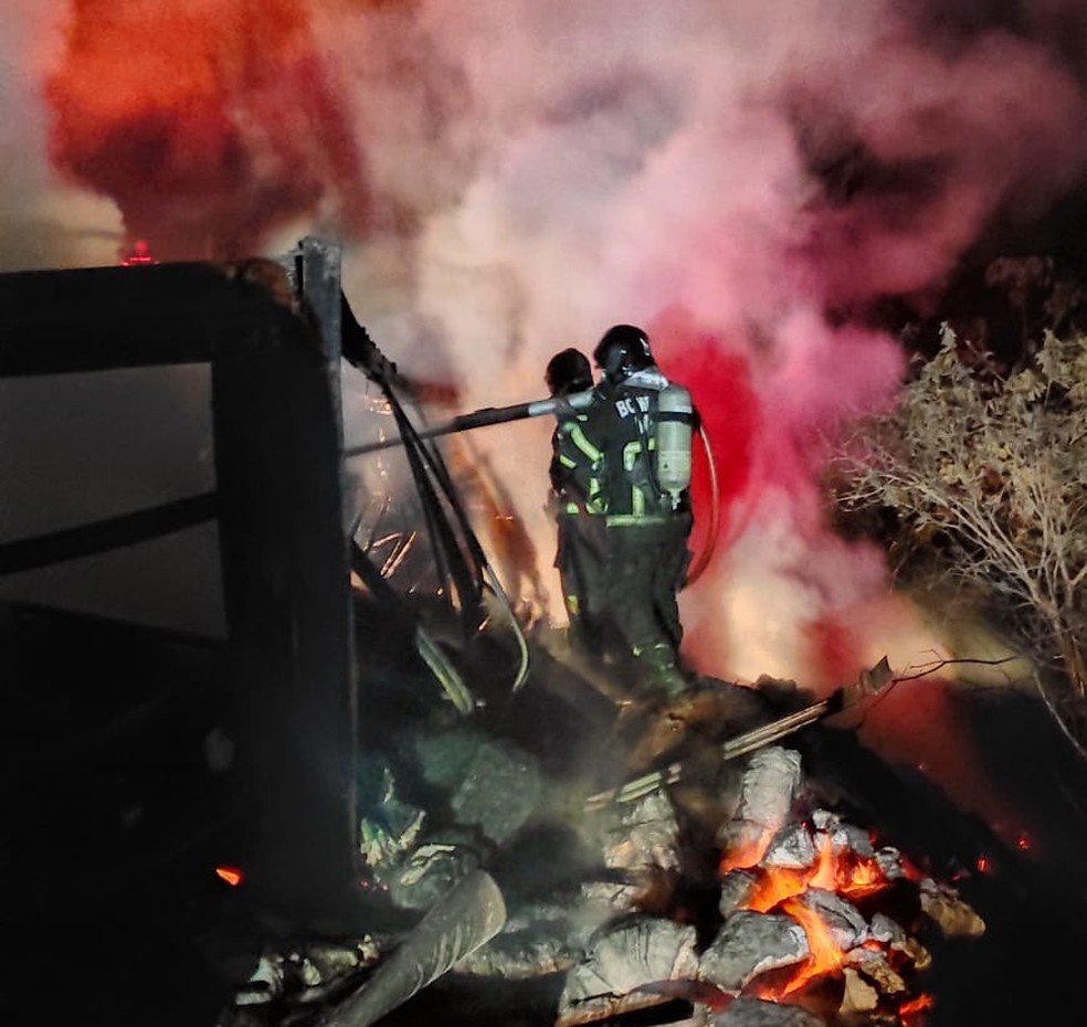 Bombeiros no combate a fogo que consumiu carreta carregada de papel na Bahia — Foto: Corpo de Bombeiros/ Divulgação
