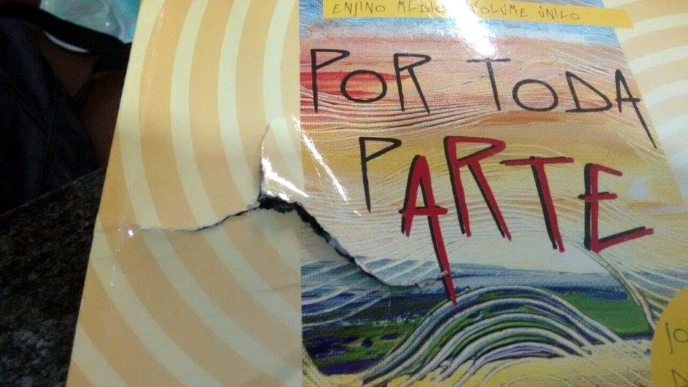 Tiro atravessou a mochila e danificou caderno de um dos colegas da vítima (Foto: João Trentini/Rádio Tupã)