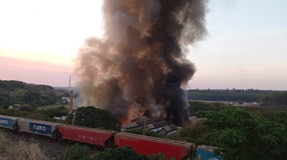 Incêndio ocorre em complexo de fábricas do bairro Carioba, em Americana — Foto: José Divino dos Santos