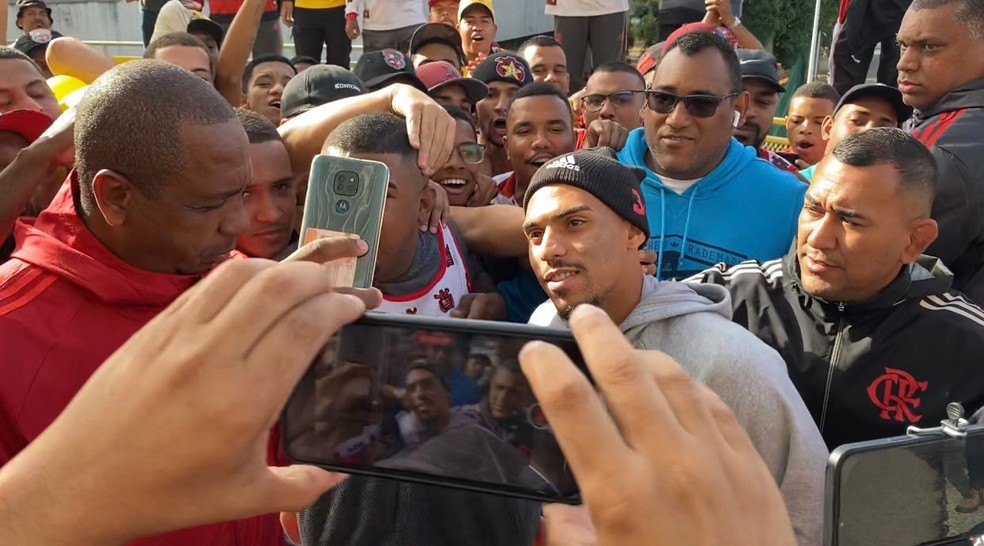 Matheuzinho tira fotos com torcedores antes do embarque — Foto: Cahê Mota