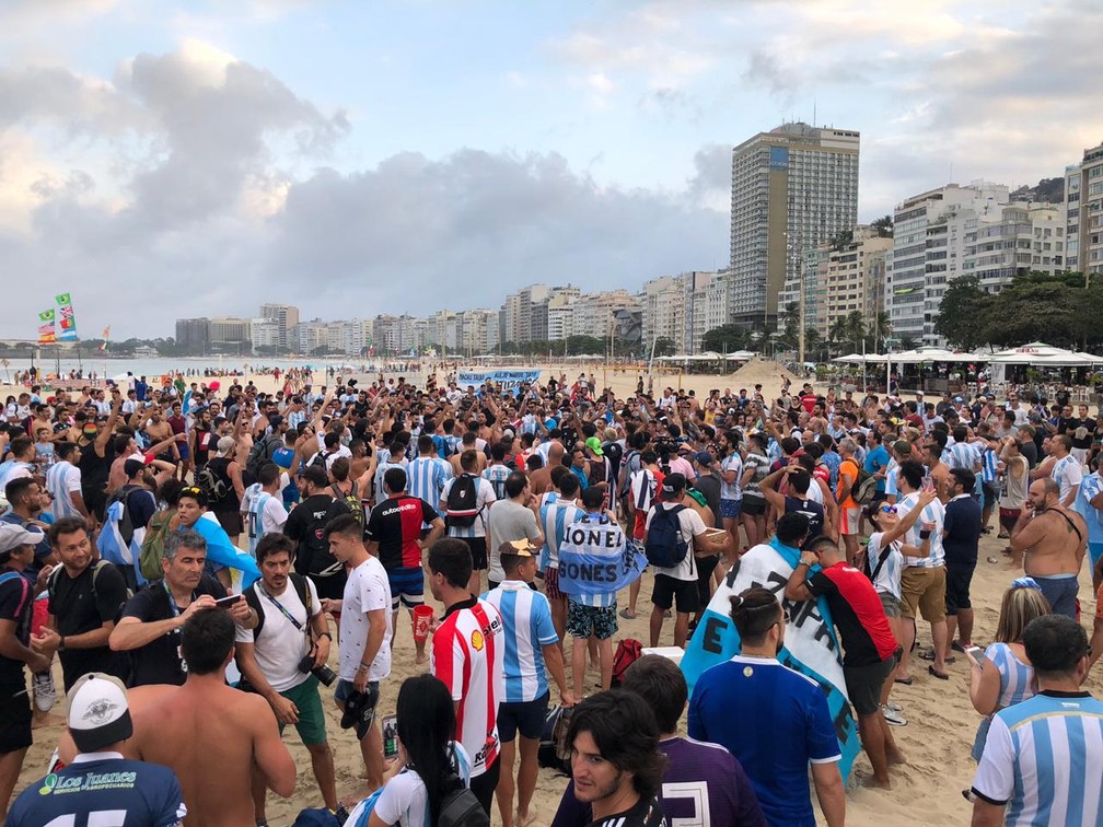 Argentinos ocupam areias do Posto 4, em Copacabana — Foto: Larissa Cetano/G1