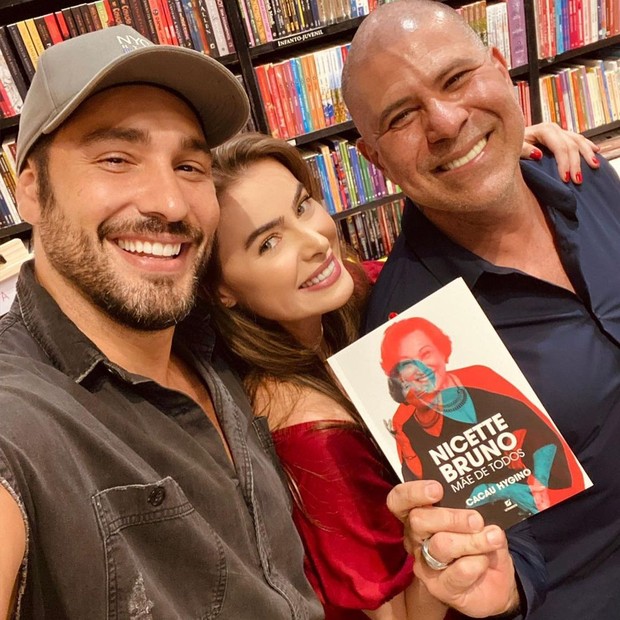 Victor Pecoraro e Rayanne Morais com o autor Cacau Hygino em lançamento de livro sobre Nicette Brunno (Foto: Reprodução/Instagram)