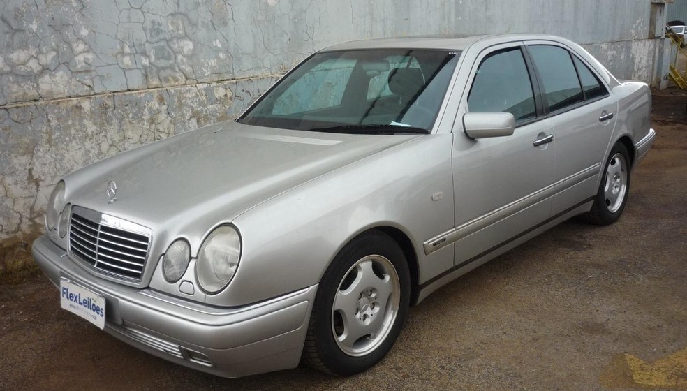 Mercedes E320, ano 97, é um dos carros do 3º leilão do Detran-DF em 2021 — Foto: Detran-DF/Divulgação 