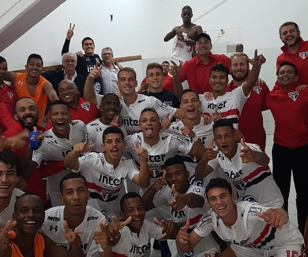 Jogadores do SÃ£o Paulo comemoram vaga na final no vestiÃ¡rio, em Itu (Foto: ReproduÃ§Ã£o/Twitter SÃ£o Paulo)