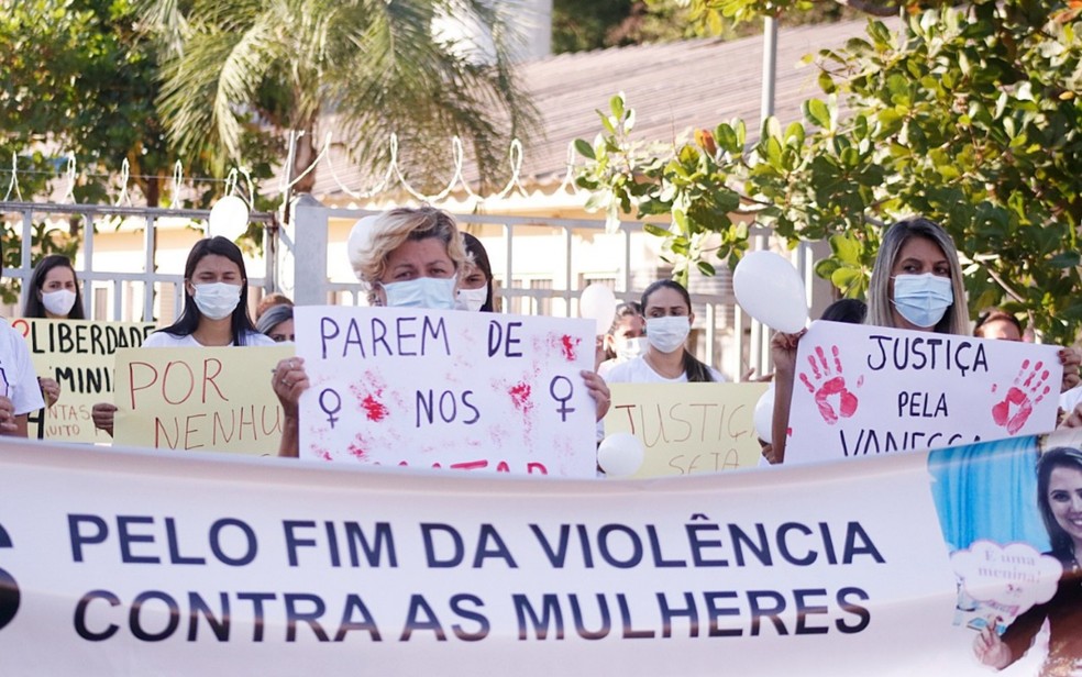 Amigos e familiares fazem protesto pedindo por justiça em frente ao Fórum de Iporá, Goiás — Foto: Arquivo pessoal Lizi Dalenogari