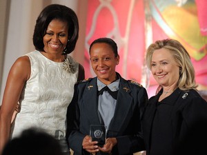 A major sorri para a foto entre a primeira-dama americana, Michelle Obama, e a secretária de Estado, Hillary Clinton (Foto: Alex Wong/Getty Images/AFP)