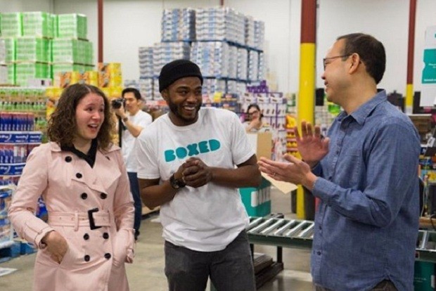 O CEO da Boxed, Chieh Huang, ao lado de funcionários (Foto: Reprodução Instagram)
