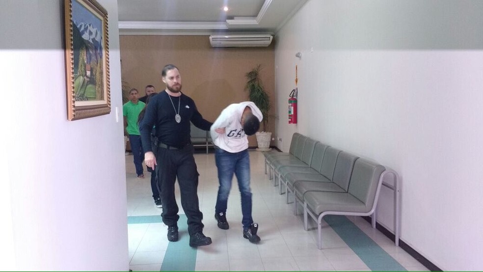 Amigos da jovem foram detidos em Sorocaba por suspeita de participação nos furtos (Foto: Carlos Dias/G1)