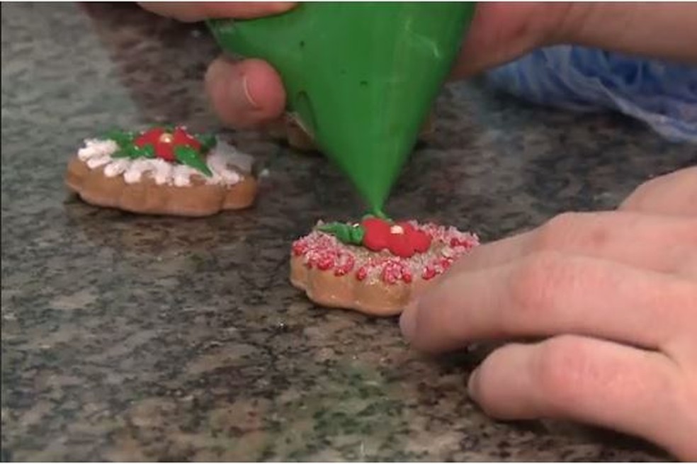 Um dos cursos oferecidos é de confeiteiro — Foto: Reprodução NSC TV