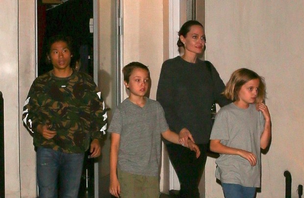 Angelina Jolie e os filhos Pax, Knox e Vivienne (Foto: BACKGRID)