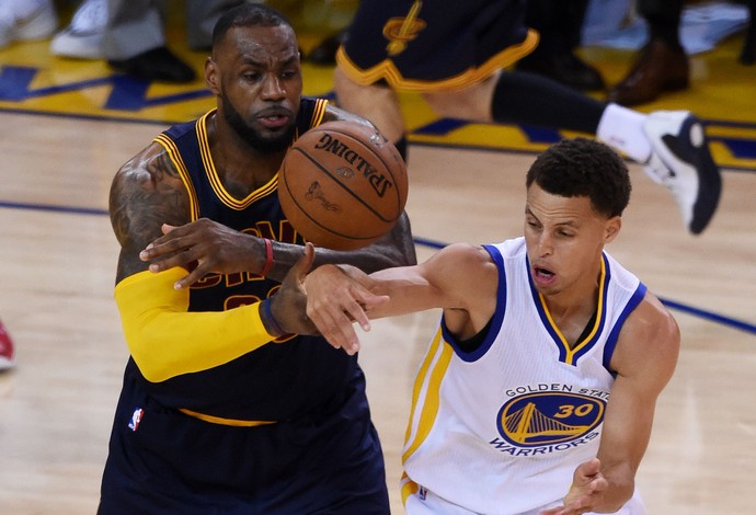 LeBron James e Stephen Curry, jogo 1 Golden State Warriors x Cleveland Cavaliers (Foto: Getty Images)