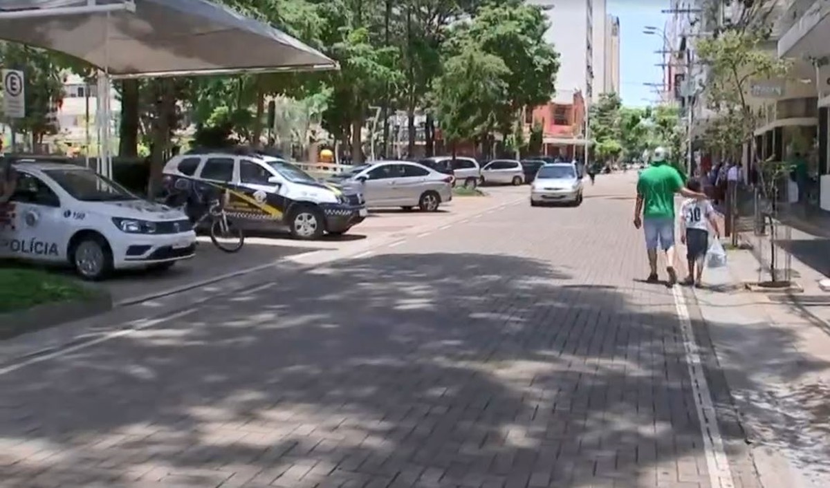Ruas do Calçadão de Rio Preto são liberadas com restrições para tráfego de carros e motos São