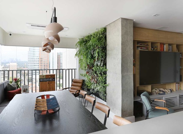 INTEGRAÇÃO | No projeto do escritório Mandril para o apartamento de 70 m², a sala de estar foi integrada à varanda, que recebeu a mesa de jantar (Foto: Mariana Orsi / Divulgação)