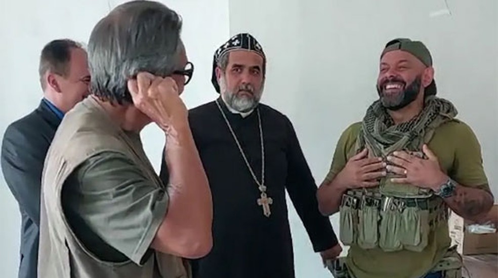 Agente da PF foi filmado ao lado de Roberto Jefferson e Padre Kelmon — Foto: Reprodução