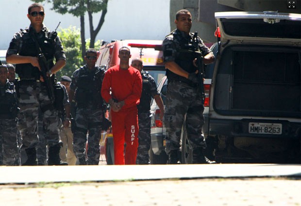 Goleiro Bruno deixa o Fórum de Contagem após o adiamento de seu julgamento do Caso Eliza (Foto: Mauricio de Souza/Hoje em Dia/Estadão Conteúdo)