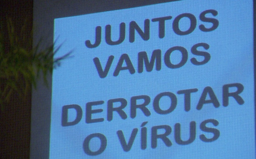 'Juntos vamos derrotar o vírus', diz mensagem projetada, em Curitiba — Foto: Reprodução/RPC
