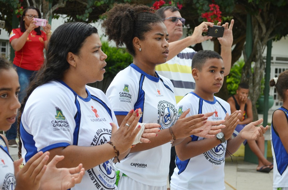Além de ter conquistado independência financeira dando aulas de capoeira, Jaciara constituiu família nas rodas e hoje o filho a acompanha — Foto: Eloyna Alves/G1