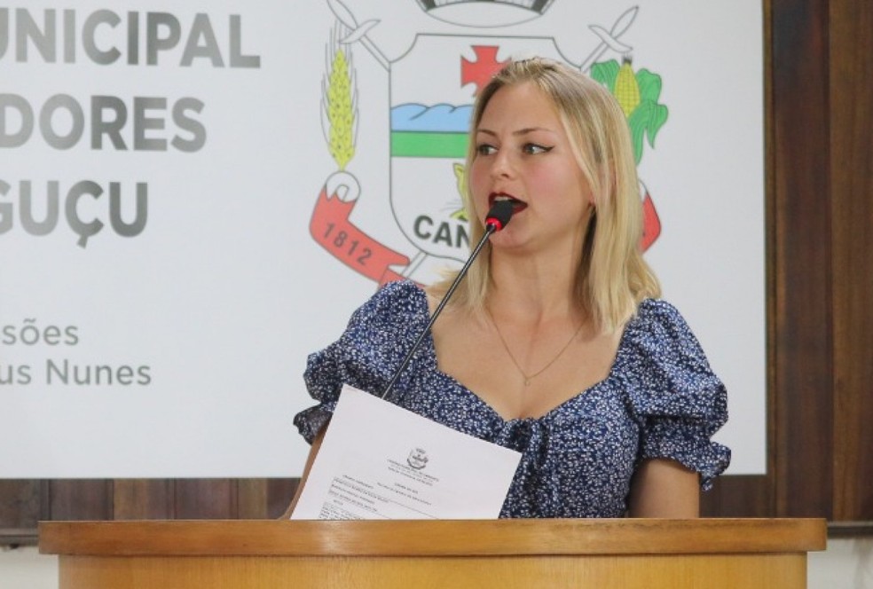 Vereadora Iasmin Roloff (PT), única mulher eleita e parlamentar mais jovem da legislatura, recebeu votos para a presidência da Câmara de Vereadores de Canguçu "para embelezar a mesa" — Foto: Vivian Mattos / Câmara Municipal de Canguçu
