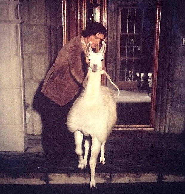 Hufh Hefner nos anos 1980 com sua lhama (Foto: Reprodução / Instagram)