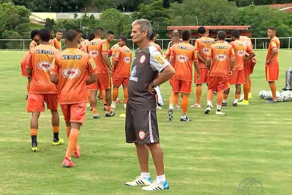 Eugênio Souza vive a terceira passagem por Tombos, mas pela primeira vez comandou uma pré-temporada  — Foto: Reprodução/TV Integração