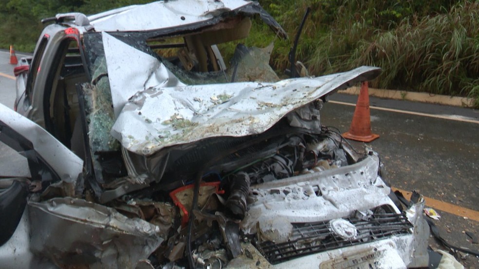 Um dos veículos ficou com a parte frontal destruída.  — Foto: Ricardo Araújo/Rede Amazônica