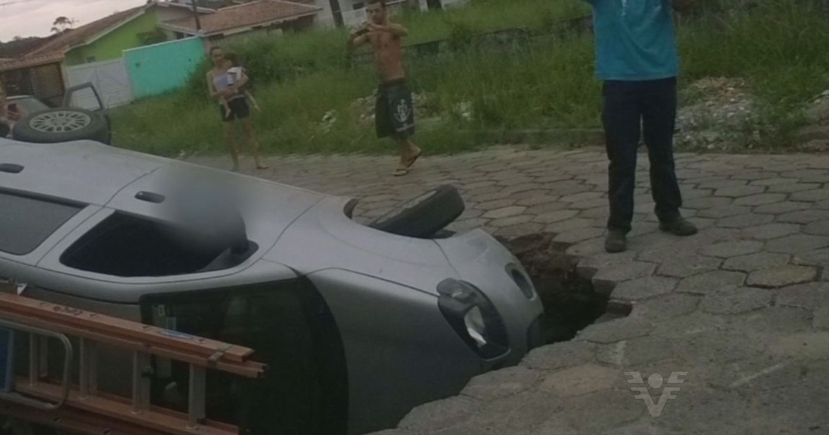 G1 - Carro é engolido por cratera gigante ao tentar fugir de outro ...