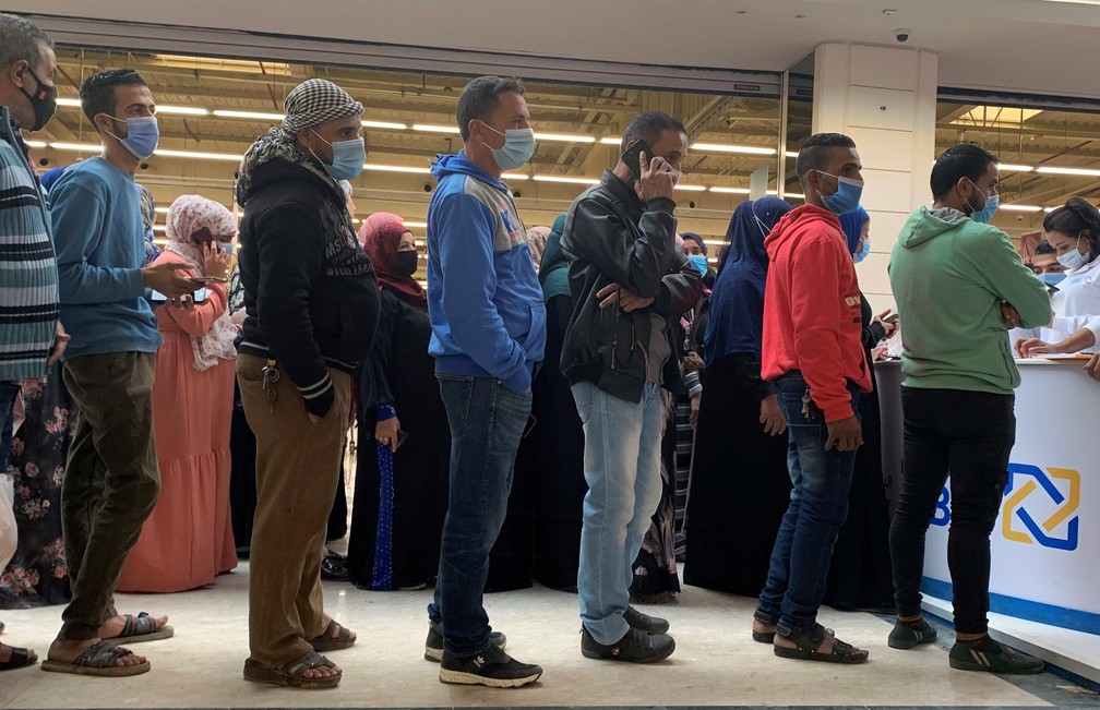 Black Friday: fila em supermercado em Maadi, distrito de Cairo, Egito, nesta sexta-feira (27). — Foto: REUTERS/Amr Abdallah Dalsh