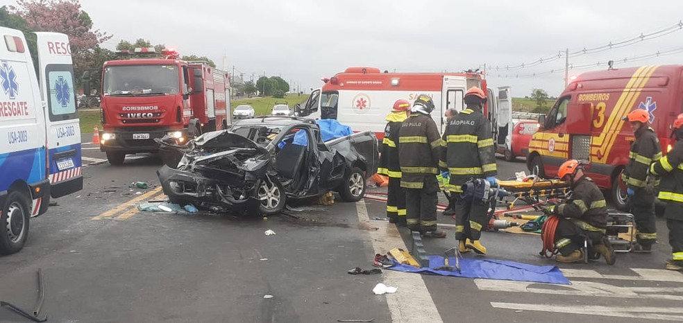 Motorista do carro, de 64 anos, foi encaminhado ao Hospital das Clínicas de Marília (SP), após batida na SP-294, em Pompeia (SP) — Foto: Reprodução/Redes sociais