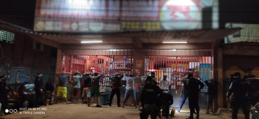 Polícia Militar faz abordagem em distribuidora de bebidas, em Ceilândia, no DF  — Foto: PMDF/Divulgação 