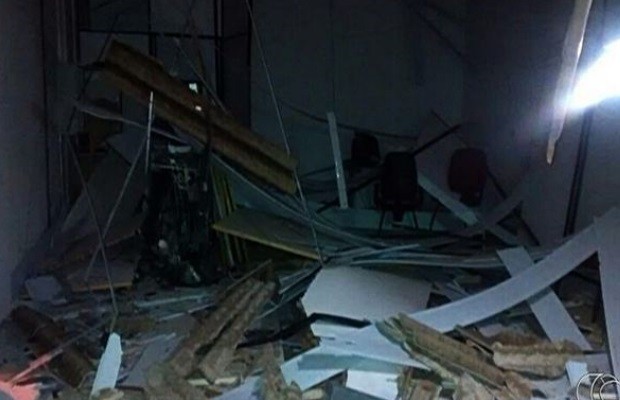 Grupo explode caixa eletrônico em agência bancária de Israelândia, Goiás (Foto: Reprodução/TV Anhanguera)