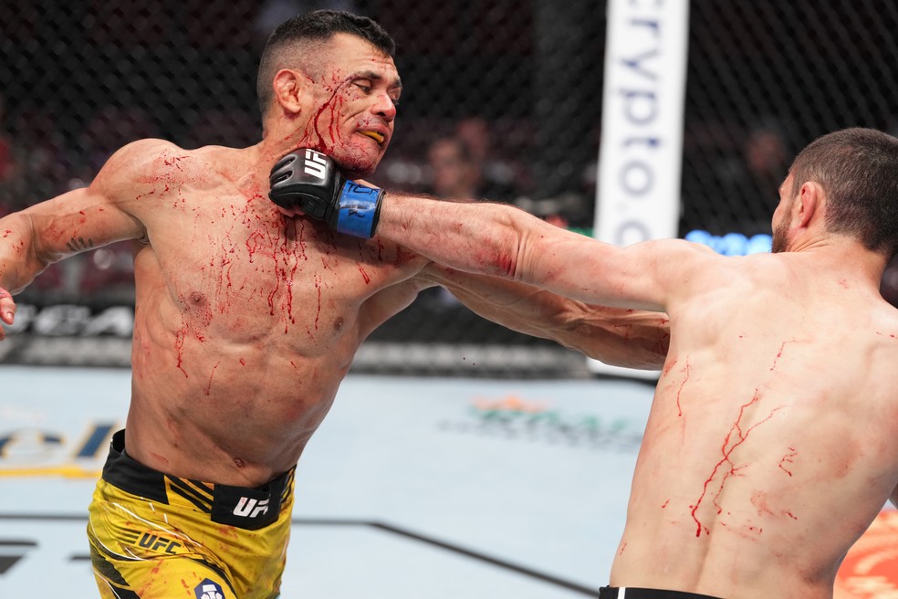 Douglas D'Silva ataca Sergey Morozov no UFC 271 — Foto: Getty Images