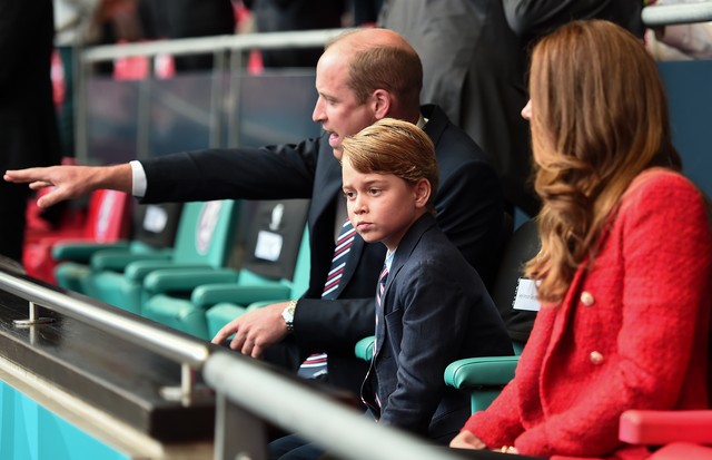 LONDON, ENGLAND - JUNE 29: Prince William, President of the Football Association along with Catherine, Duchess of Cambridge with Prince George during the UEFA Euro 2020 Championship Round of 16 match between England and Germany at Wembley Stadium on June  (Foto: UEFA via Getty Images)