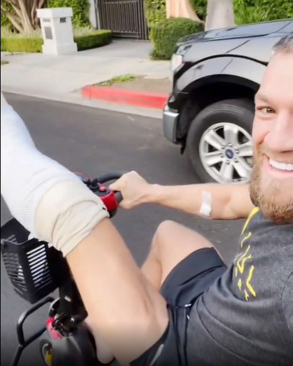 Conor McGregor passeia de cadeira motorizada pelas ruas de Los Angeles — Foto: Reprodução / Instagram