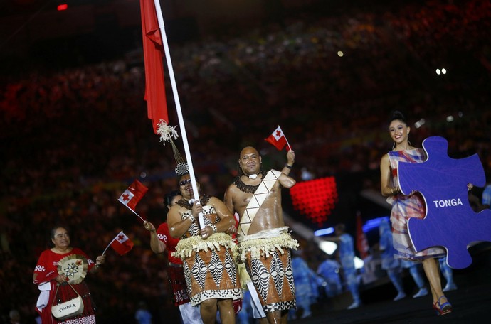 Ana Talakai carrega bandeira de Tonga com traje típico (Foto: Reuters)