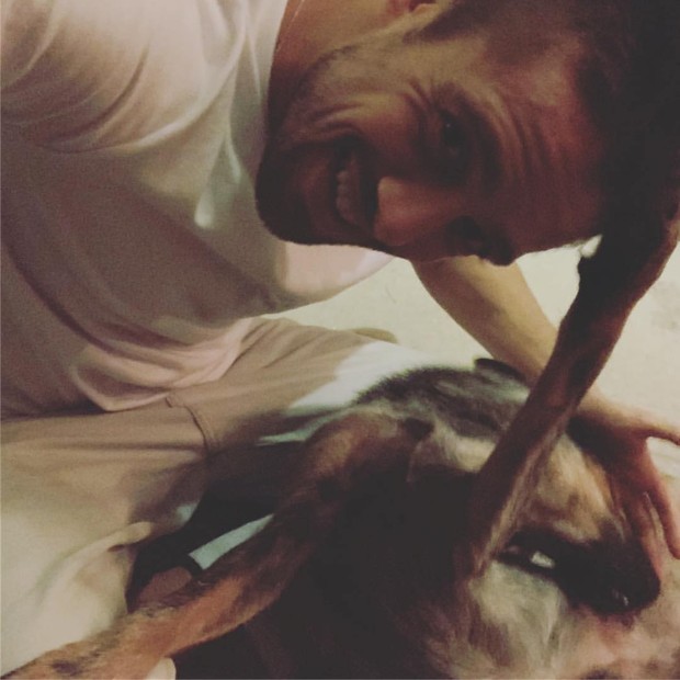 Rafael Cardoso e seu novo cão, Feijão (Foto: Reprodução/ Instagram)